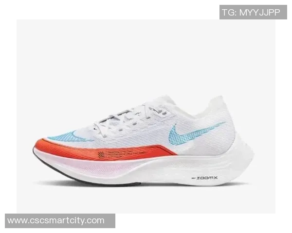 足球服猫爪设计灵感来源于猫咪的灵动与优雅，展现运动与可爱的完美结合